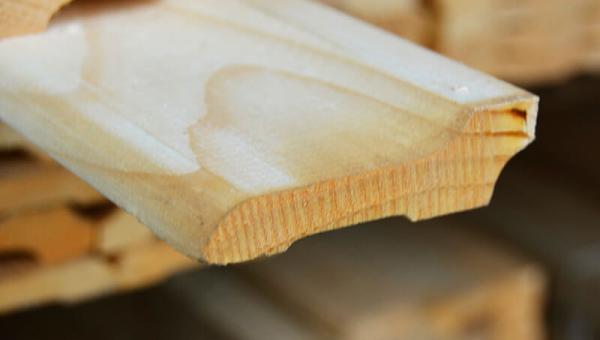 Плинтус деревянный