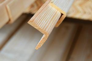 Уголок деревянный наружный	